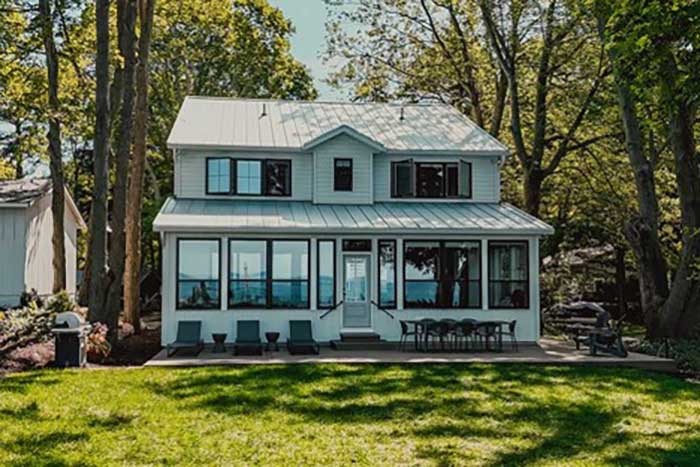 Modern cottage with thermally modified wood porch